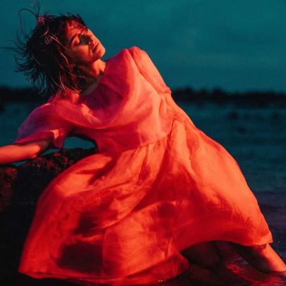 Juliana Linhares aborda sonho e movimento no álbum Até Cansar o Cansaço
