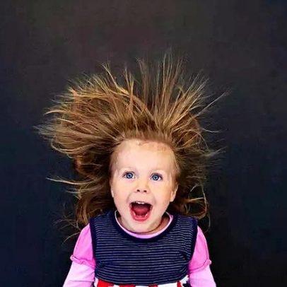Por que o cabelo fica em pé? Entenda a eletricidade estática no dia a dia