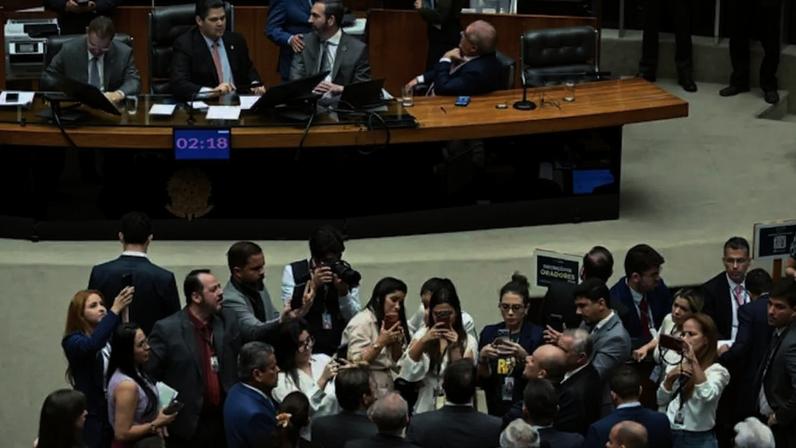 Na quinta-feira, 22, o Congresso derrubou um veto de Lula e liberou doação de bens, dinheiro e outras benesses durante a campanha eleitoral, driblando a lei eleitoral, que proíbe a concessão de benefícios nos três meses anteriores à disputa.