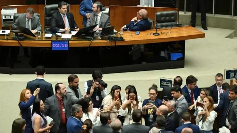 Plenário da Câmara dos Deputados durante sessão conjunta do Congresso Nacional destinada à deliberação dos dispositivos 4, 5, 23 e 25 do Veto nº 51 de 2025 (PLDO 2026)