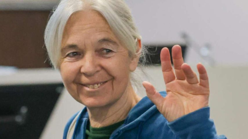 Daniela Klette, ex-integrante do grupo de extrema esquerda alemão Fração do Exército Vermelho (RAF), faz um gesto de saudação ao entrar no Tribunal Regional de Verden, no norte da Alemanha, em 10 de março de 2026.