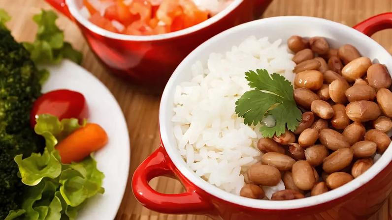 Na mesa de milhões de brasileiros, a combinação de arroz e feijão continua presente mesmo diante da popularização de “superalimentos” da moda – depositphotos.com / diogoppr