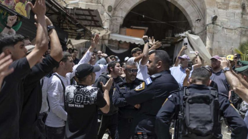 Polícia separa colonos israelenses nacionalistas e ativistas de esquerda durante confrontos na Cidade Velha de Jerusalém, no desfile do Dia de Jerusalém, em 14 de maio de 2026.