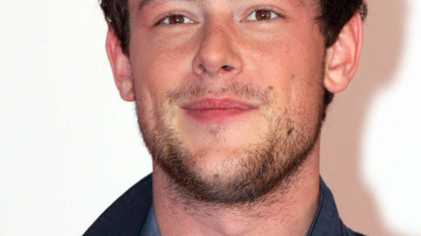 No dia 11 de maio de 1982, nasceu, em Calgary, no Canadá, Cory Monteith, ator e cantor que ficou mundialmente conhecido por seu papel na série “Glee”. Dono de uma carreira promissora, ele também enfrentou, desde a adolescência, problemas com o vício em álcool e drogas, o que tornou sua juventude bastante conturbada. Após encontrar na atuação um novo rumo para a vida, passar por um período de reabilitação e estar em um relacionamento sério, Cory parecia finalmente ter se estabilizado. No entanto, perdeu a vida muito cedo. Saiba mais, a seguir, sobre Cory Monteith.