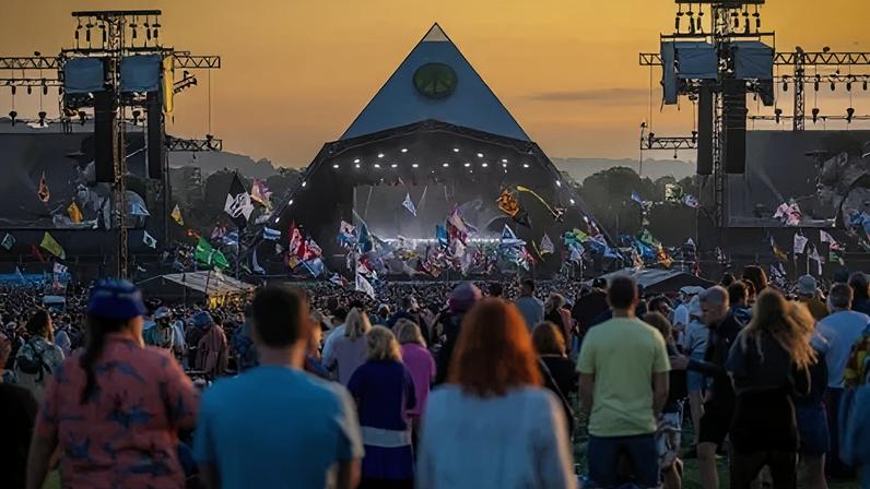 Getty Images People gather to watch an act on the main Pyramid Stage as the sun sets on Day 3 of the Glastonbury Festival 2023 held at Worthy Farm, Pilton in Glastonbury, England.
