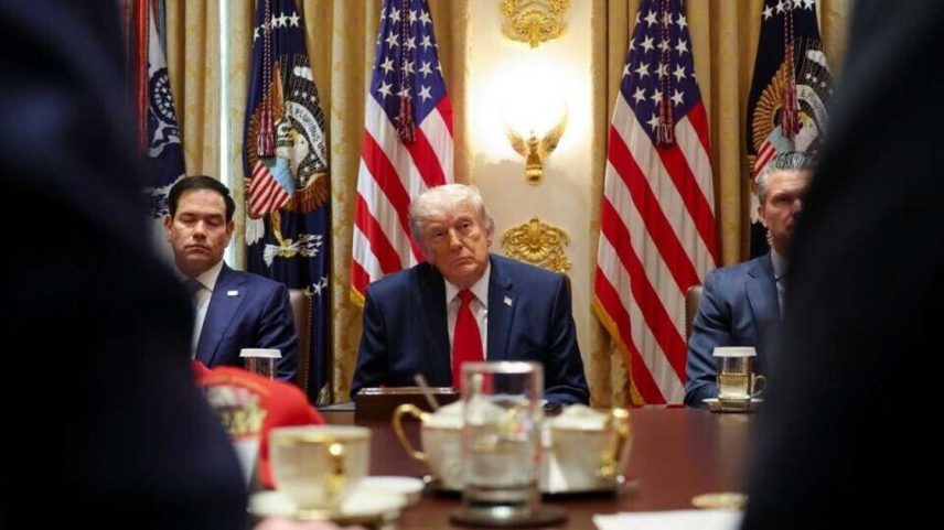 O presidente dos Estados Unidos, Donald Trump (ao centro), ao lado do secretário de Estado Marco Rubio (à esquerda) e o secretário de Defesa Pete Hegseth, em 27 de maio de 2026, na Casa Branca, em Washington.