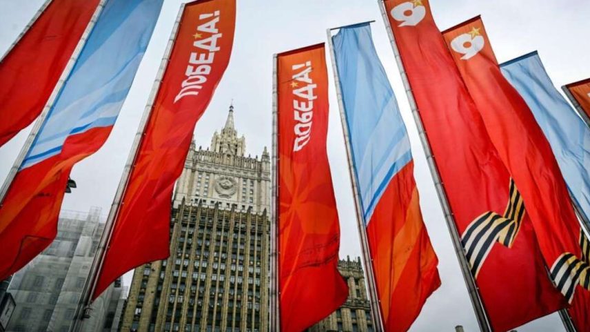 Bandeiras tremulam em frente ao prédio do Ministério das Relações Exteriores da Rússia, em Moscou, em 8 de maio de 2026, um dia antes do desfile militar do Dia da Vitória, que será realizado na Praça Vermelha. A Rússia celebrará o 81º aniversário da vitória sobre a Alemanha nazista em 1945, no dia 9 de maio.