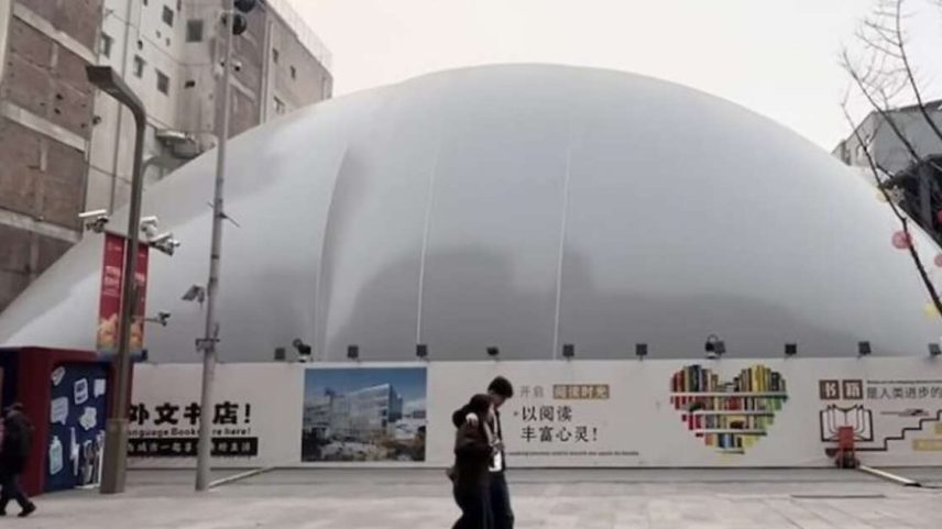 O avanço dos domos infláveis em canteiros de obras insere-se em um cenário mais amplo, em que autoridades municipais chinesas endurecem regras sobre emissões, limpeza de vias e proteção acústica em metrópoles como Pequim, Xangai, Shenzhen e Guangzhou – Reprodução/Youtube