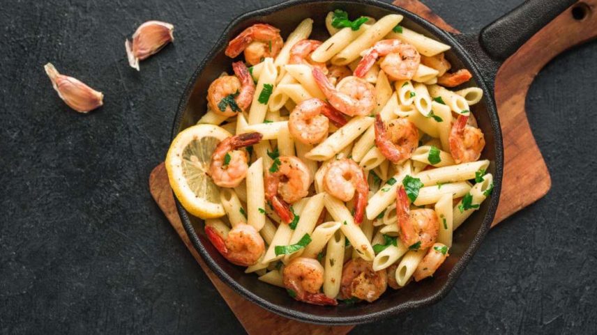 Penne com camarão e limão