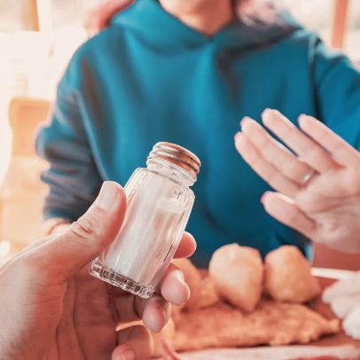 A maioria dos americanos consome muito sal; veja como reduzir