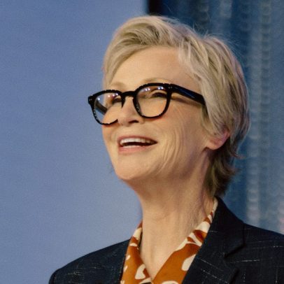 Pai de Jane Lynch sofreu em silêncio; depois, ela também perdeu a audição
