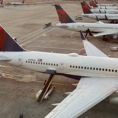 Por que a Delta cancelou centenas de voos no fim de semana