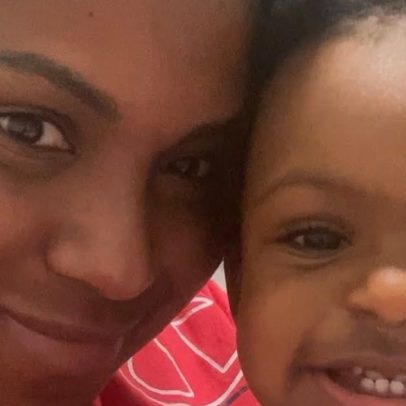Ela viveu sem teto por um ano; neste Dia das Mães, tem casa