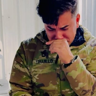 Soldado destacado retorna ao lar e saboreia tamales da mãe