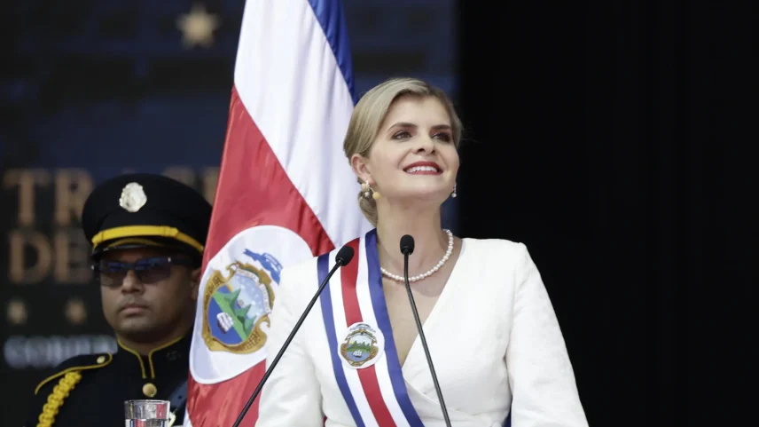 A presidente eleita da Costa Rica, Laura Fernández, discursa em sua cerimônia de posse para o mandato de 2026-2030, nesta sexta-feira, no Estádio Nacional de San José (Foto: EFE/ Jeffrey Arguedas)