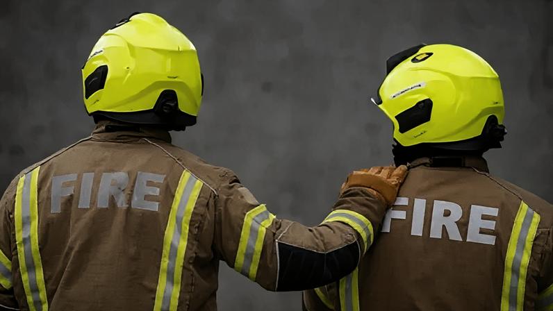 Bombeiros combatem incêndio de grandes proporções em empresa familiar