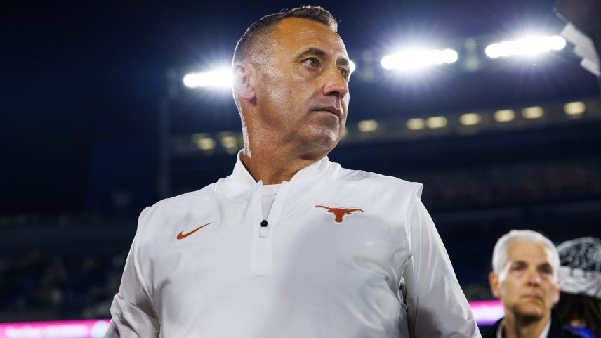 Steve Sarkisian critica fortemente a cultura do futebol universitário