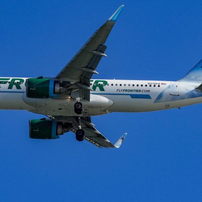 Voo da Frontier desembarca passageiros após ser encontrado carregador de arma a bordo