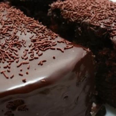 Bolo de chocolate de liquidificador fica bem fofinho e fácil de fazer
