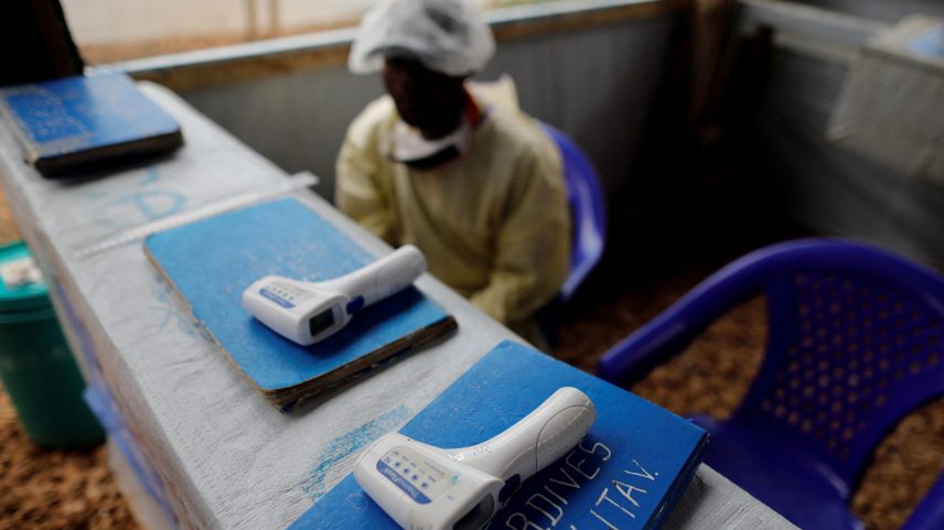 Americano testa positivo para Ebola após exposição na RDC