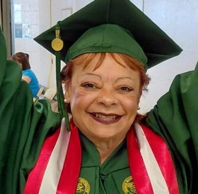 Mulher de 72 anos, avó de oito, se forma em bacharelado