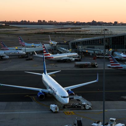 Buraco no aeroporto LaGuardia fecha pista e atrasa voos
