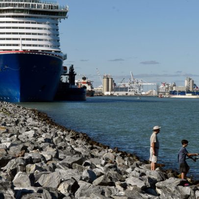 Navio de cruzeiro da Carnival resgata 9 pessoas de embarcação em perigo