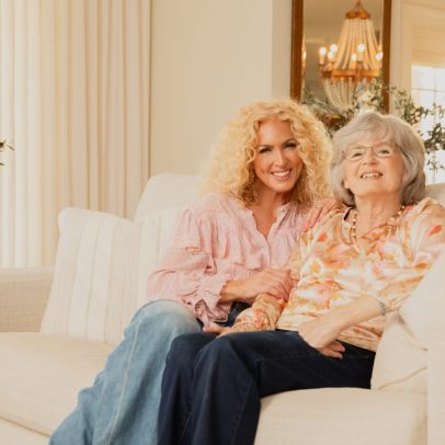 Cantora do Little Big Town fala sobre luta da mãe contra Parkinson