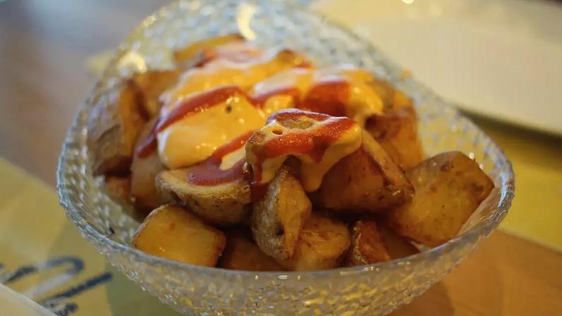 Croquantes por fora, macias por dentro: testei o truque da água para fazer batata frita na air fryer e o resultado é imbatível