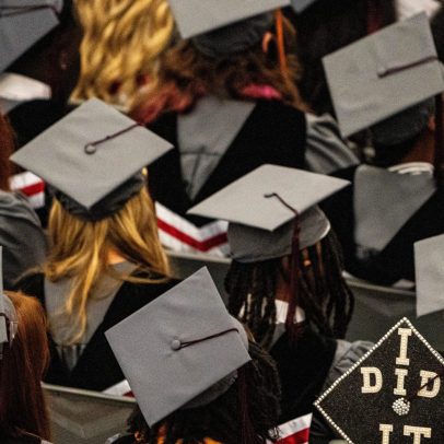 Por que as pessoas estão vaiando palestrantes de formatura neste ano