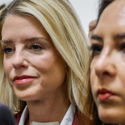 Pam Bondi admite erros de censura em arquivos Epstein, culpa sucessor
