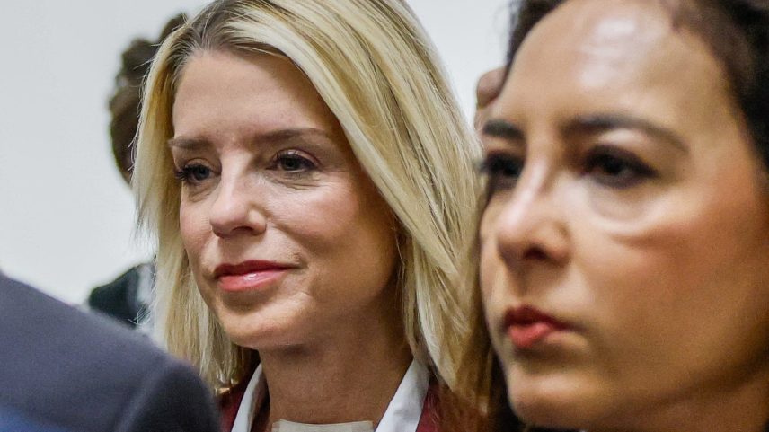 Pam Bondi admite erros de censura em arquivos Epstein, culpa sucessor