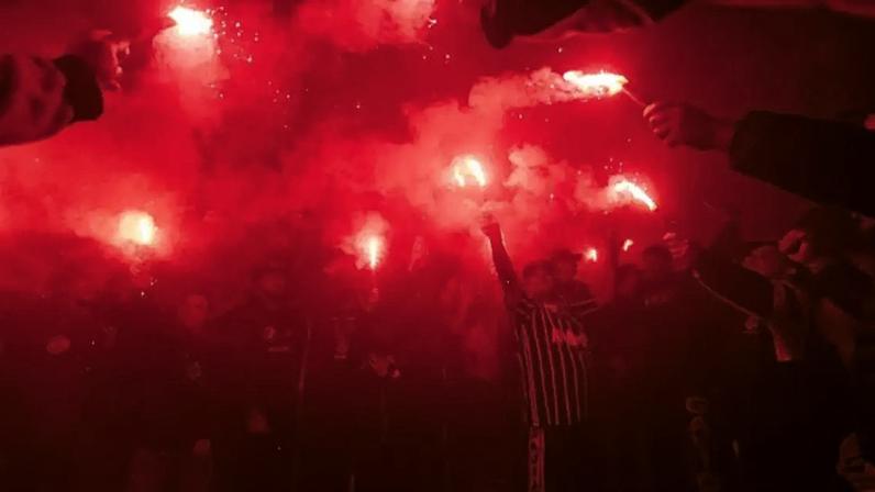 Torcida do Corinthians festeja expulsão de Andrés Sanchez.