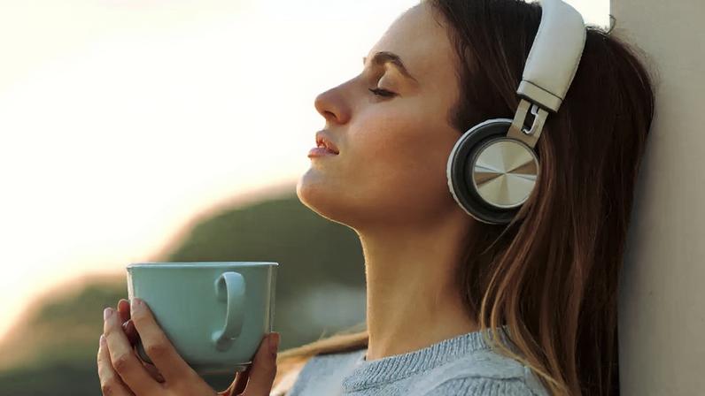 Novo estudo revela que ouvir 30 minutos de música reduz a ansiedade de forma eficaz. Entenda como o tempo de escuta influencia seu bem