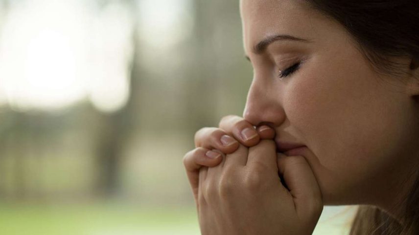 Descubra o poder transformador da oração de mãe. Aprenda como a intercessão e o exemplo de fé podem mudar o destino dos seus filhos e realizar milagres