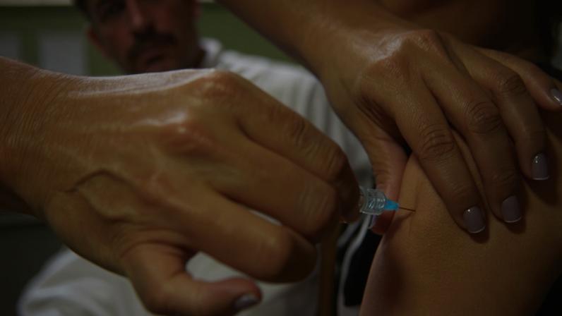 Brasília - Alunas do Centro de Ensino Fundamental 25, em Ceilândia, são vacinadas contra o papiloma vírus humano - HPV (Marcelo Camargo/Agência Brasil)