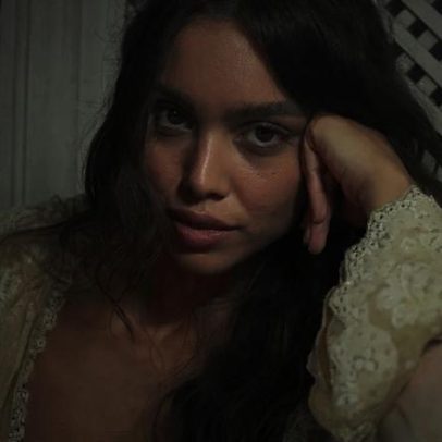 Dora Sanches aborda transformação pessoal em disco de estreia Seda de Casulo