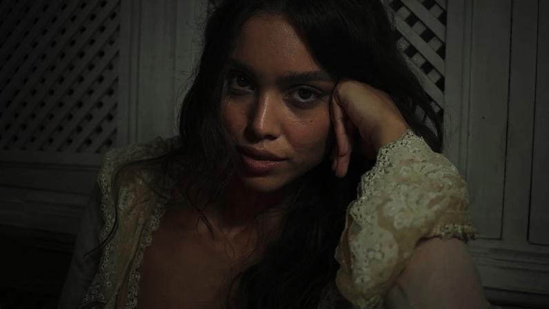 Dora Sanches reflete sobre transformação pessoal em seu disco de estreia "Seda de Casulo"