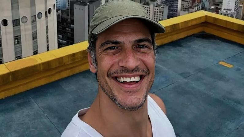 Mateus Solano mostra apartamento novo.