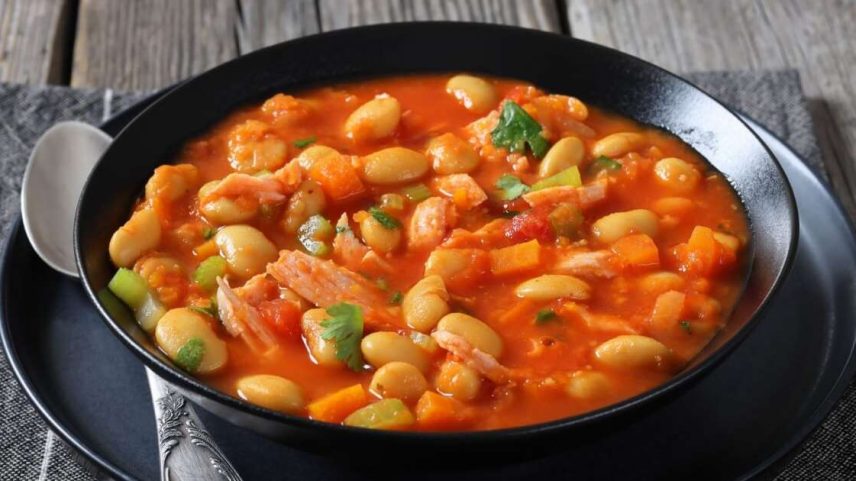 Sopa de feijão-branco com frango