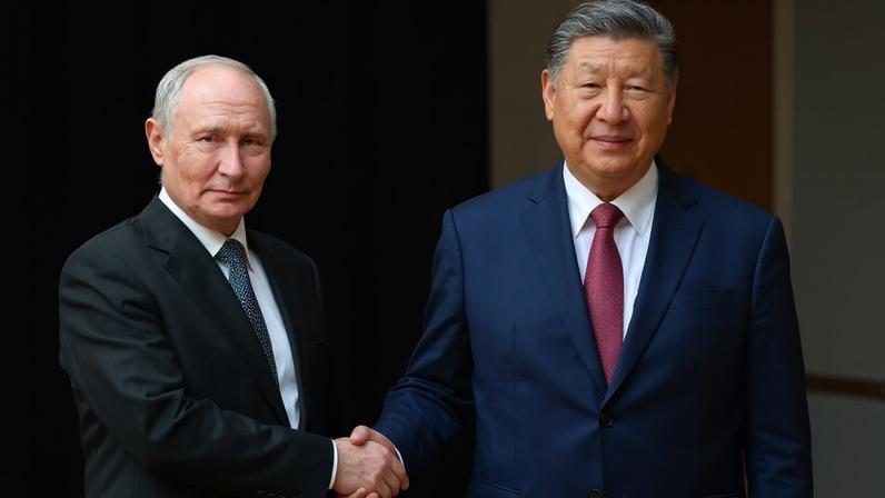 O ditador da Rússia, Putin, cumprimenta o ditador da China, Xi Jinping, durante visita de Estado no dia 20 de maio: regimes mantêm apoio discreto a Cuba (Foto: EFE/EPA/KRISTINA SOLOVIEVA / KREMLIN)