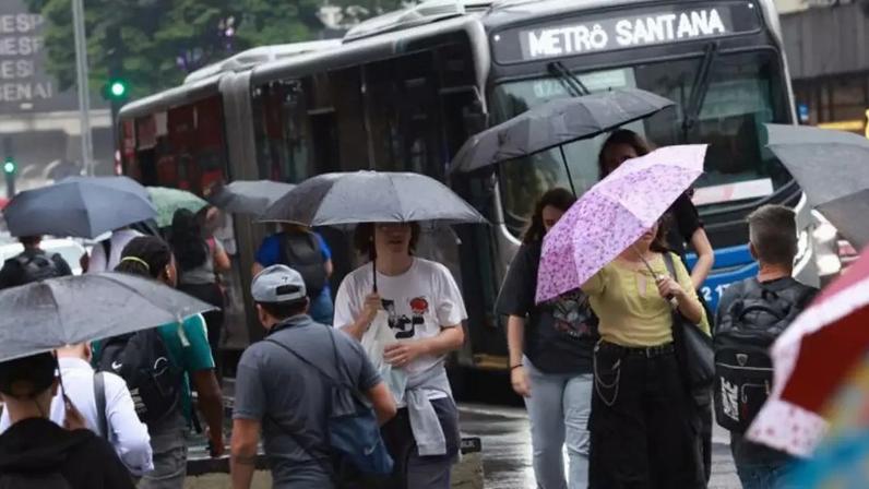 SÃO PAULO - SP 09-02-2006 CIDADES METRÓPOLE OE / CHUVA AV. PAULISTA - Pedestres caminham com guarda-chuva em tarde chuvosa na Av. Paulista n