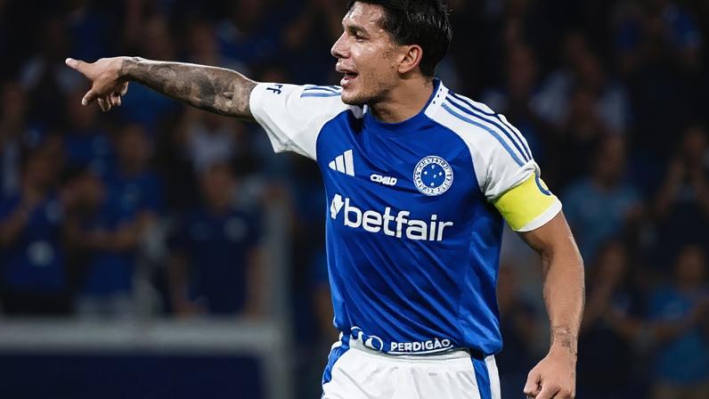 Em jogo marcado por expulsões, impedimento e lances polêmicos, o Cruzeiro perdeu por 3 a 1 para o Atlético –