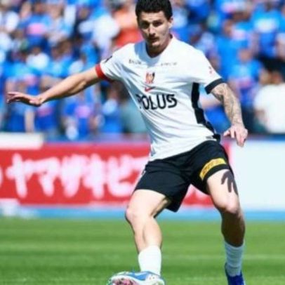 Ex-Santos volta a titular e vence no Japão