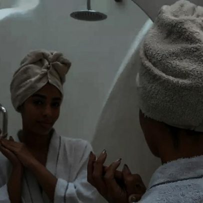 Água fria com vinagre de maçã promete cabelos brilhantes e sem frizz
