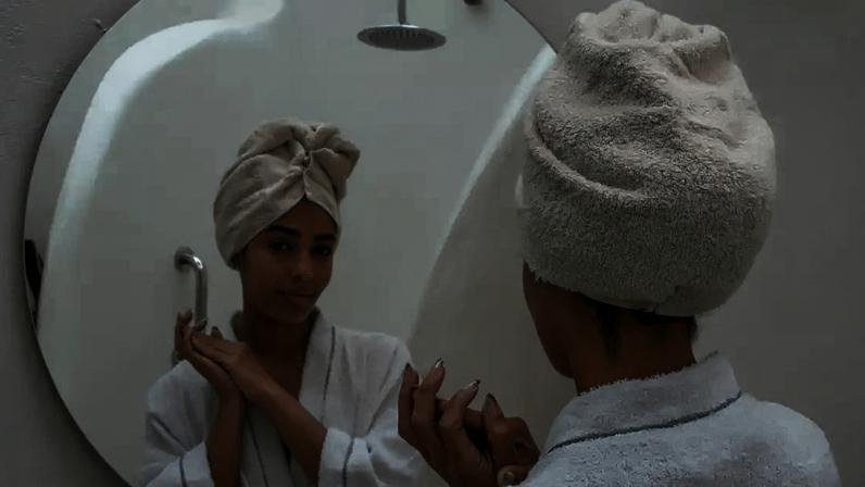 Descubra os benefícios de lavar os cabelos com vinagre de maçã e água fria para selar as cutículas, eliminar o frizz e garantir um brilho incrível aos fios