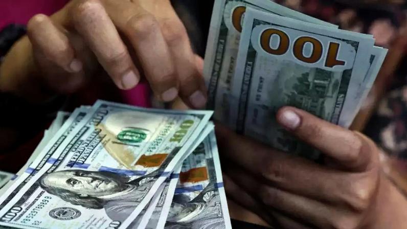 Pessoa conta notas de dólar americano em uma casa de câmbio em Jacarta, Indonésia, 9 de abril de 2025. REUTERS/Willy Kurniawan