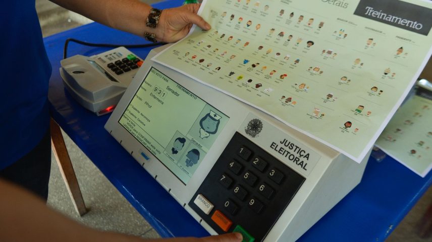 Tribunal Regional Eleitoral faz demonstrações da urna biométrica no fim de semana no Distrito Federal, para familiarizar o eleitor com a urna eletrônica (José Cruz/Agência Brasil)