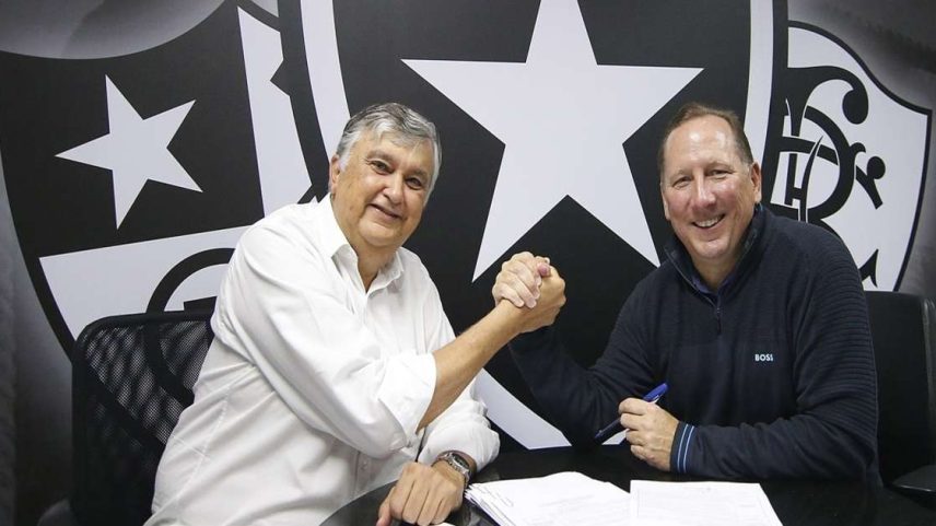 John Textor e Durcesio Melo apertam as mãos.