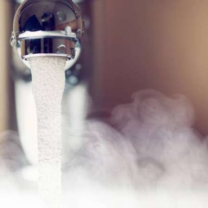 Água quente para desentupir canos: efeito térmico na gordura e segurança